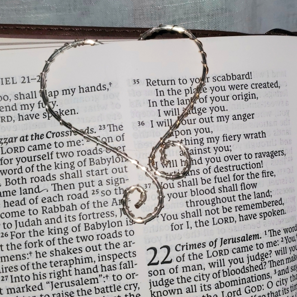 Silver heart wire bookmark